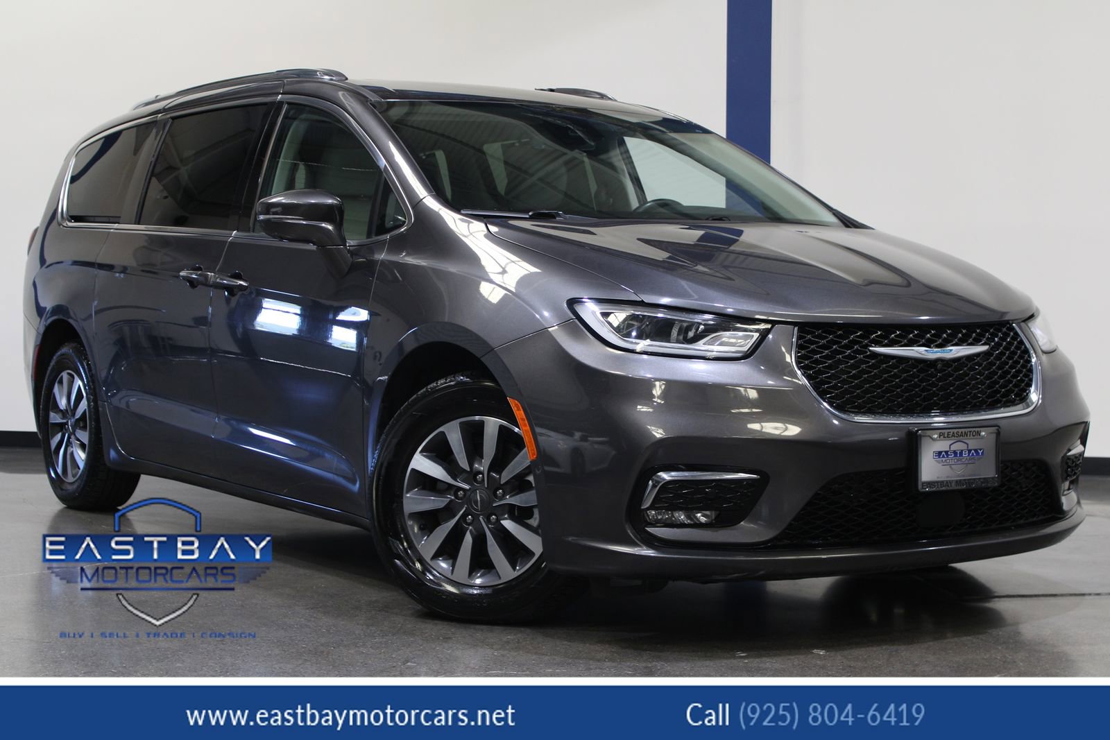 Used 2021 Chrysler Pacifica Touring-L FWD image 1