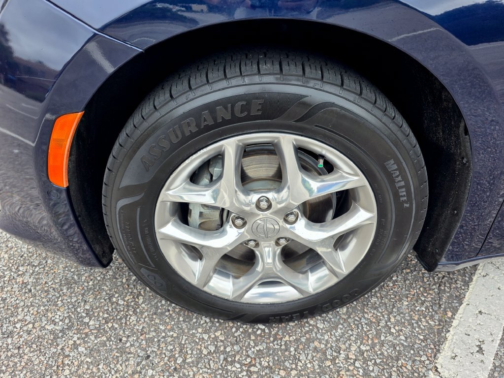 Used 2017 Chrysler Pacifica Limited FWD image 30