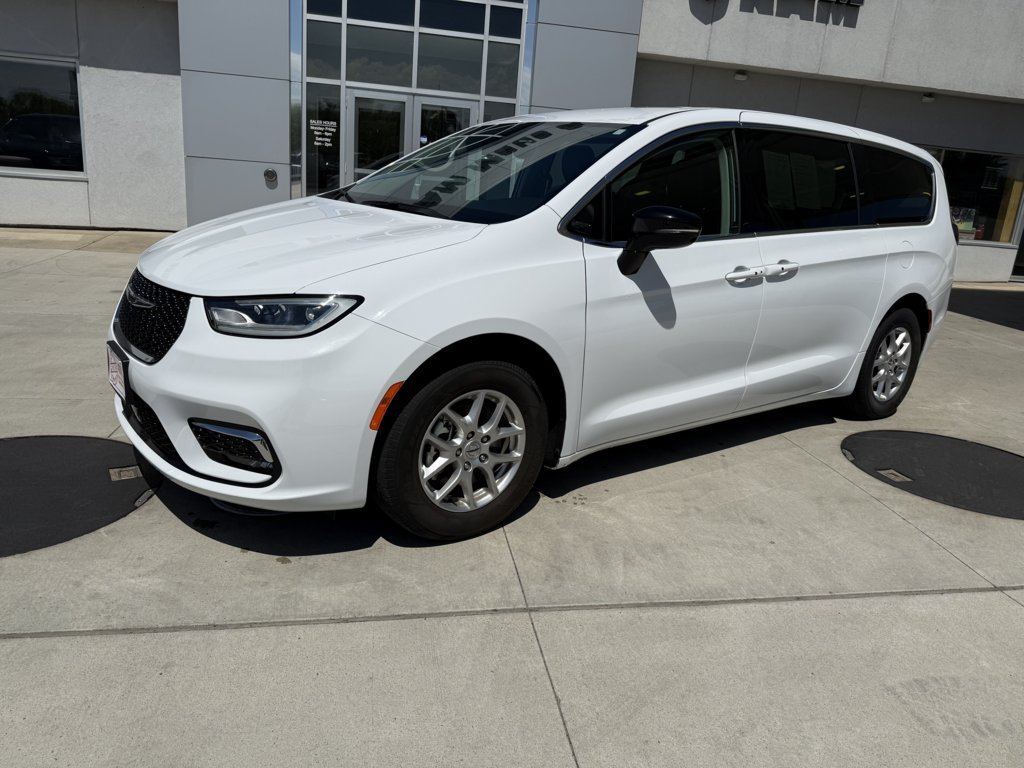 Used 2024 Chrysler Pacifica Touring-L FWD image 4