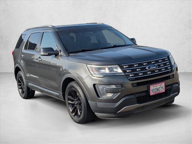 Used 2017 Ford Explorer XLT image 3
