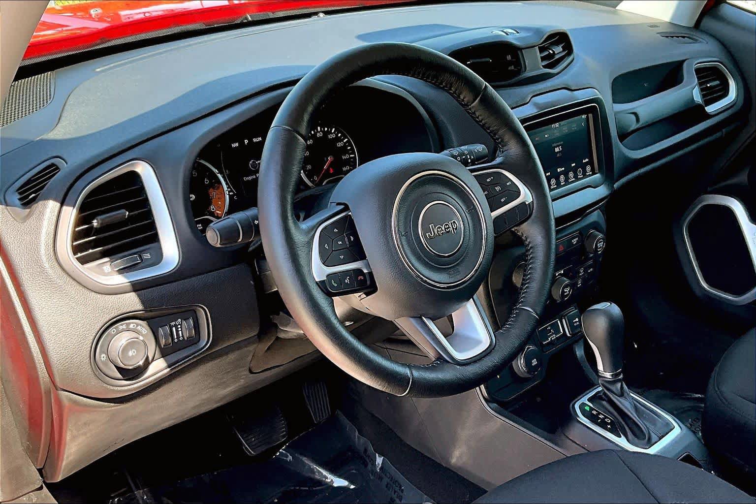 Used 2018 Jeep Renegade Latitude w/ Cold Weather Group AWD/4WD image 17