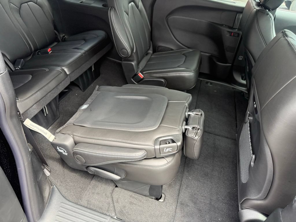 New 2027 Chrysler Pacifica Select FWD image 42