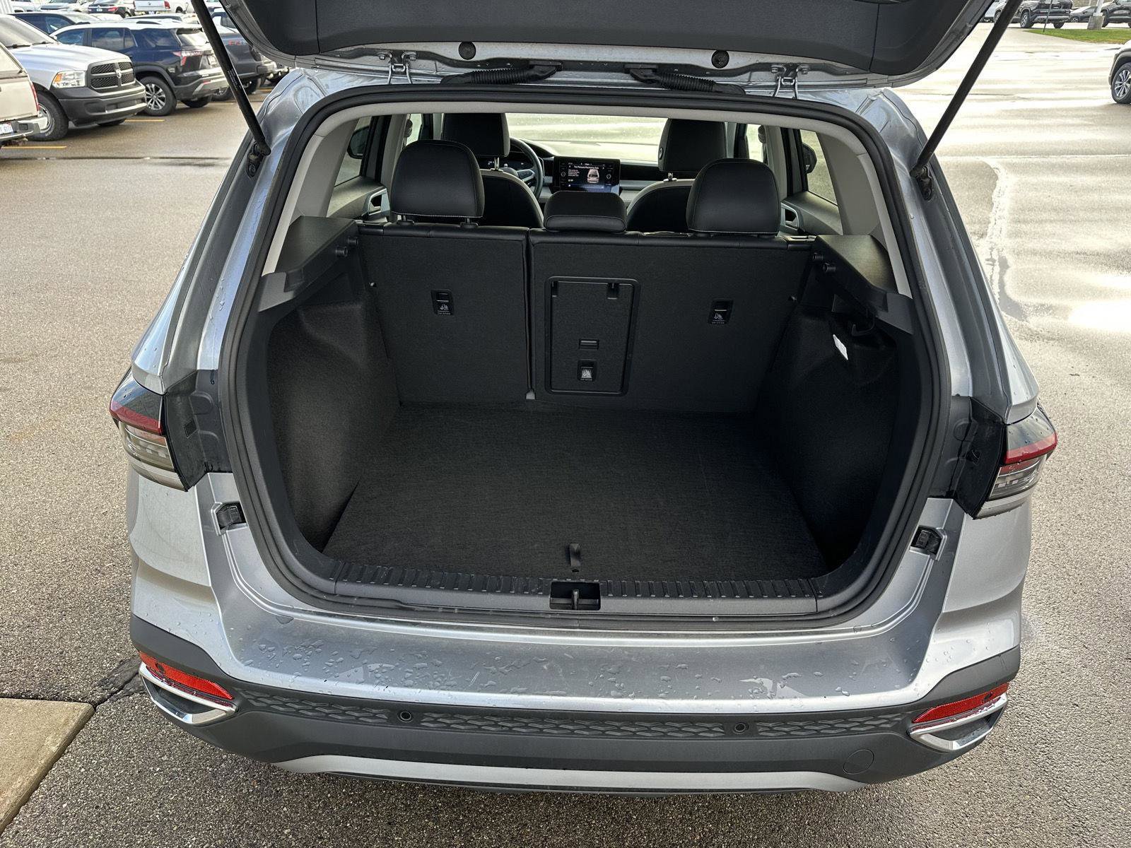 Used 2025 Volkswagen Taos SE AWD/4WD image 12