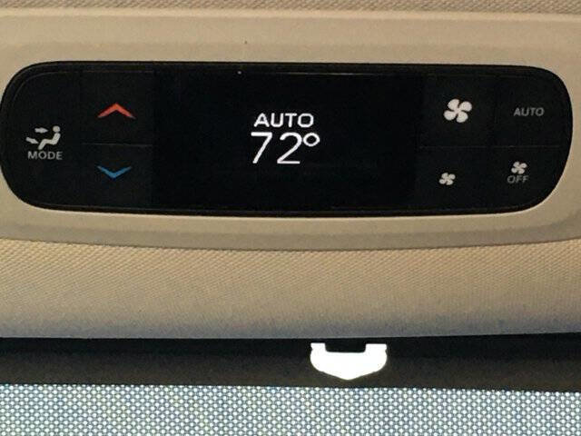 Used 2024 Chrysler Pacifica Touring-L image 32