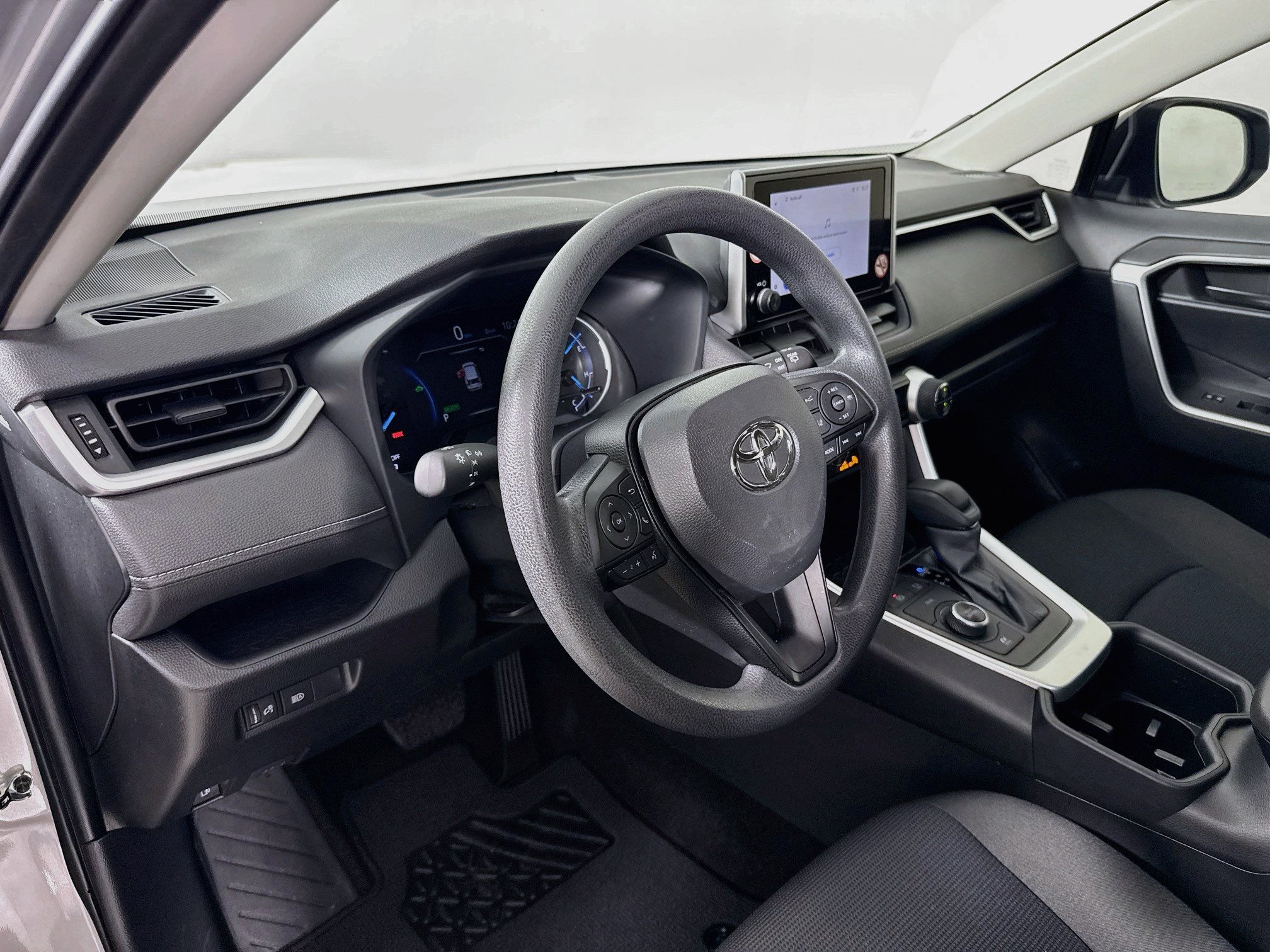 Used 2025 Toyota RAV4 LE AWD/4WD image 9