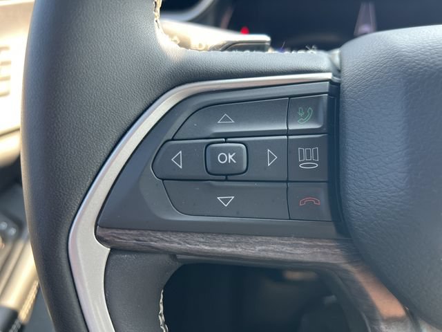 Used 2023 Jeep Grand Cherokee Limited AWD/4WD image 17