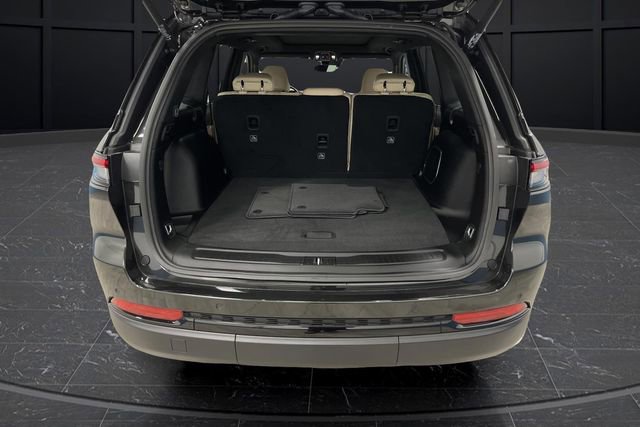 Used 2025 Jeep Grand Cherokee Limited w/ Luxury Tech Group II image 16