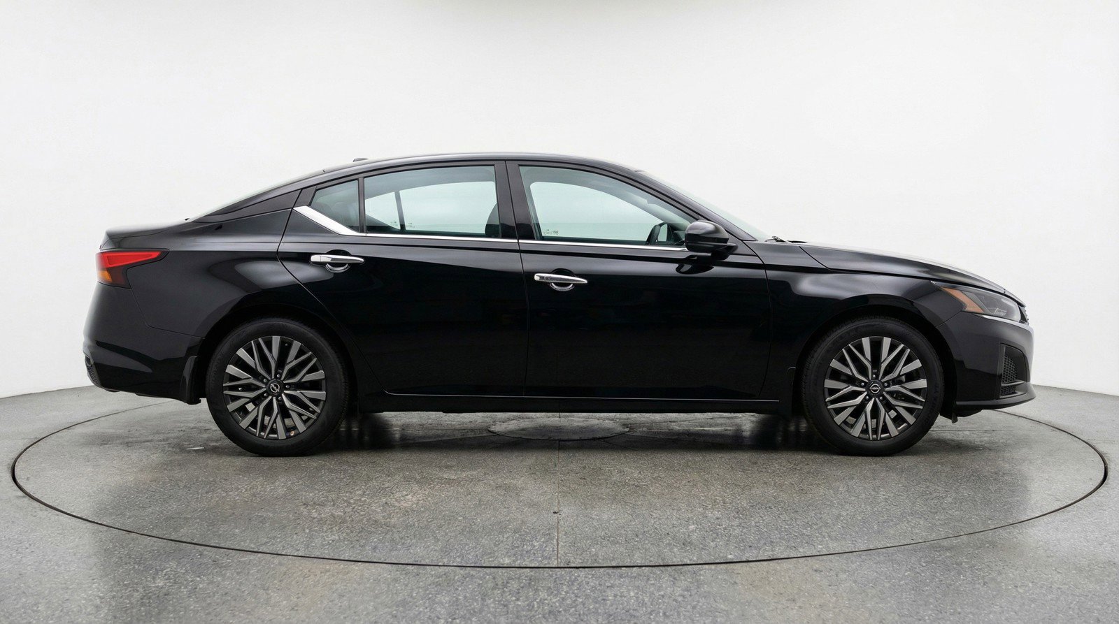 Used 2025 Nissan Altima 2.5 SV image 11
