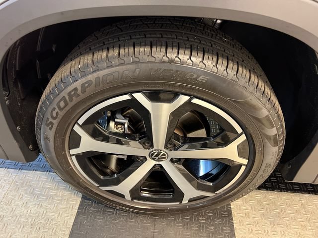 Certified 2025 Volkswagen Tiguan SE FWD image 9