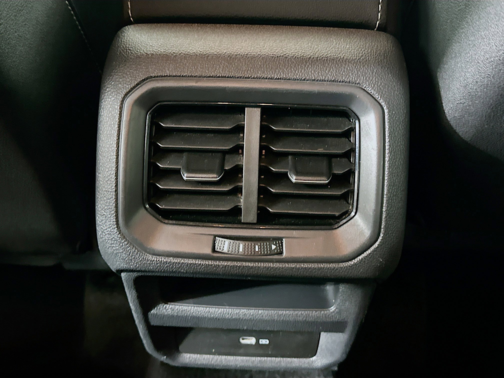 Used 2024 Volkswagen Taos SE image 28