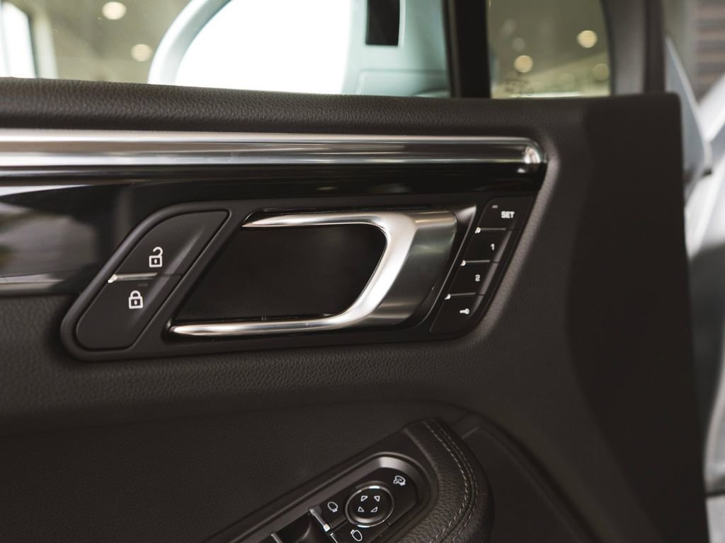 Used 2025 Porsche Macan image 30