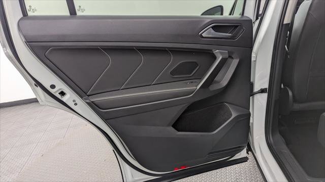 Used 2023 Volkswagen Tiguan SE w/ Panoramic Sunroof Package FWD image 16