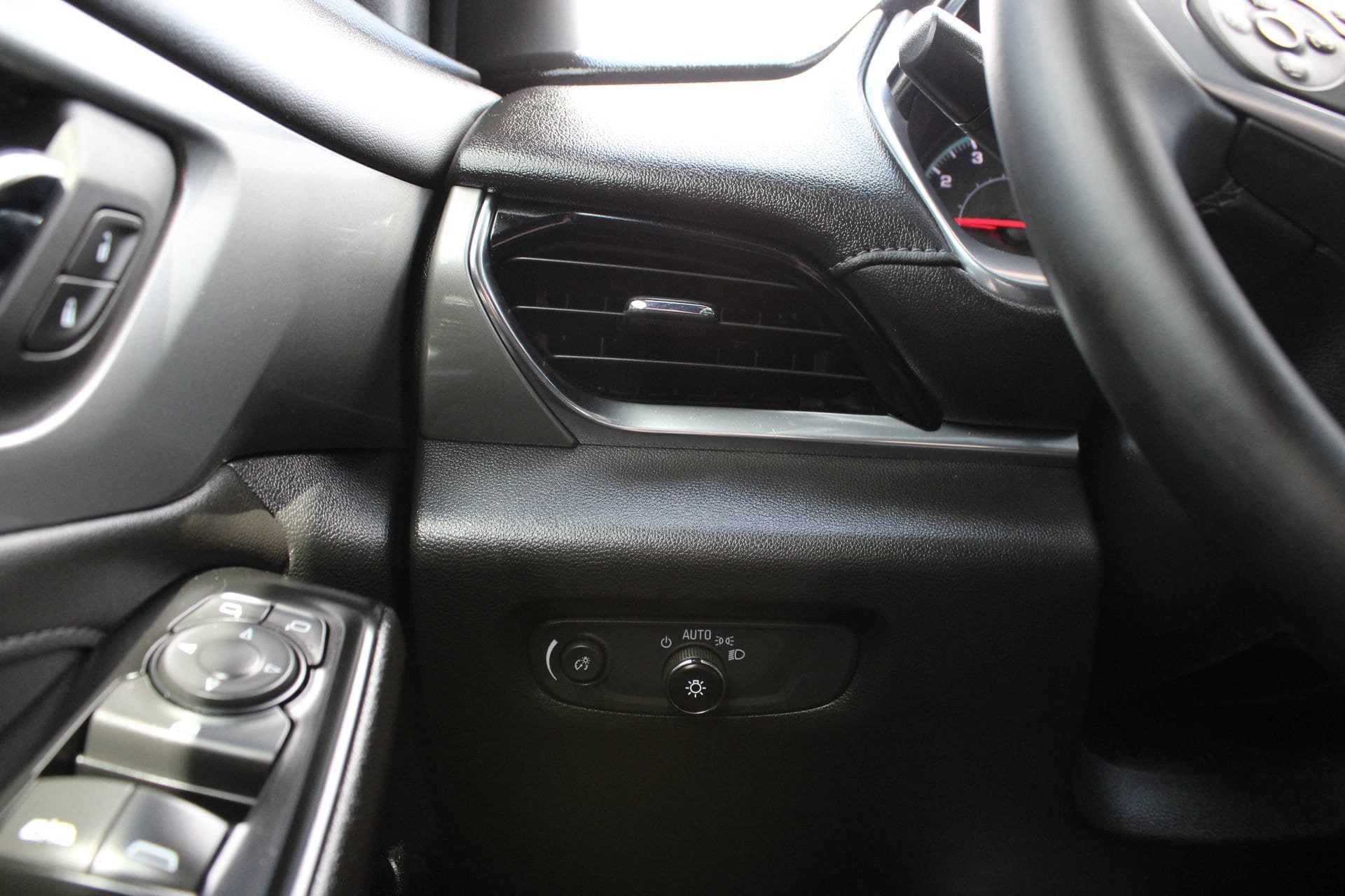Used 2023 Chevrolet Traverse LT FWD image 26