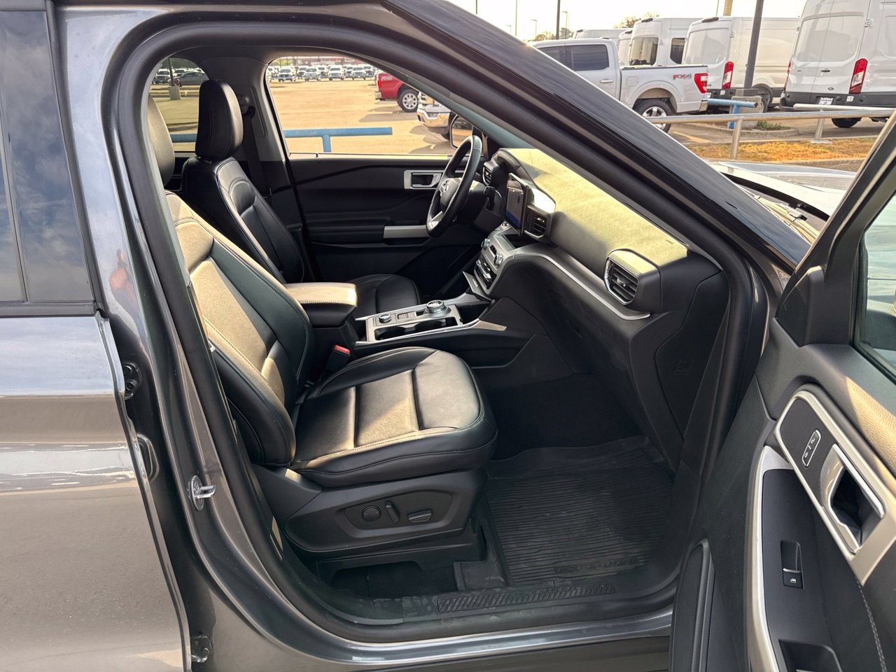 Used 2023 Ford Explorer XLT w/ Equipment Group 202A AWD/4WD image 15