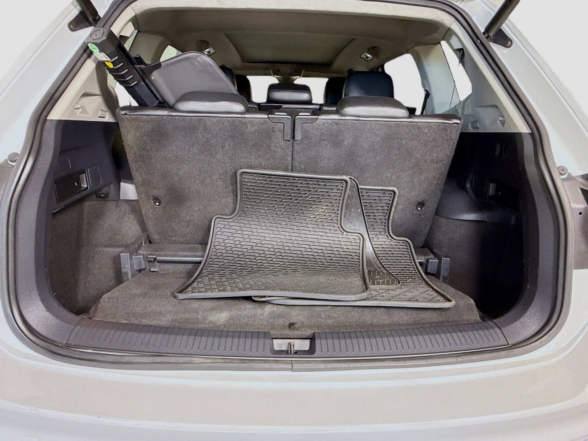 Used 2018 Volkswagen Tiguan SEL Premium image 35