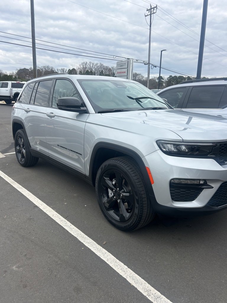 Used 2025 Jeep Grand Cherokee Limited w/ Black Appearance Package image 9