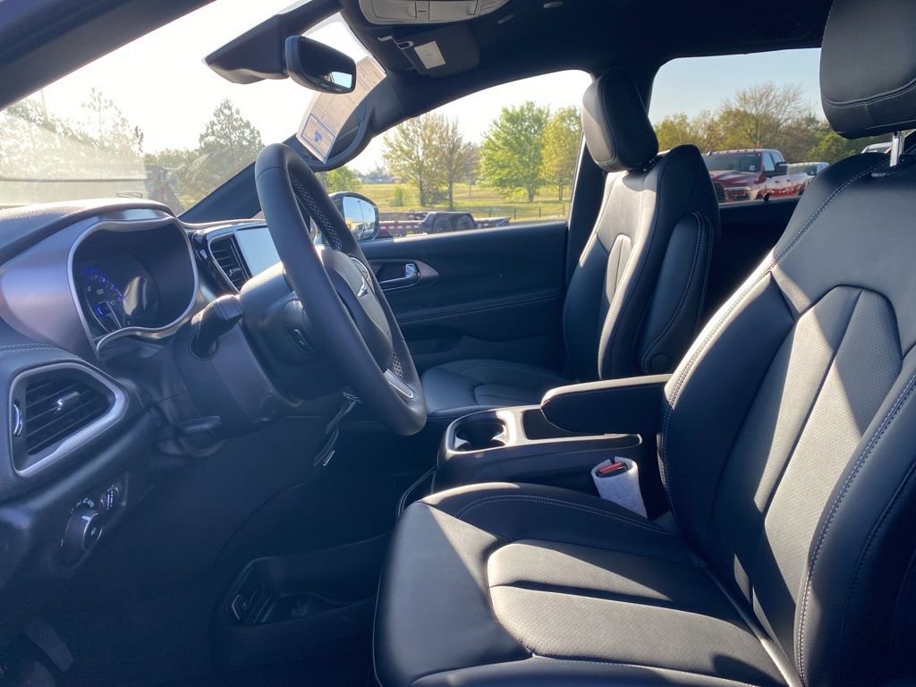 New 2026 Chrysler Pacifica Select image 11