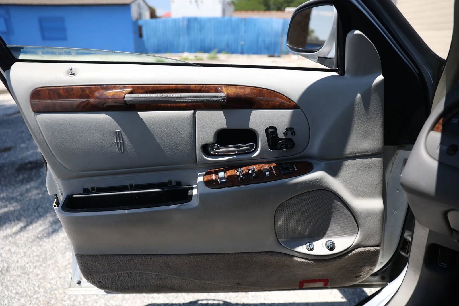 Used 2001 Lincoln Town Car Signature RWD image 34
