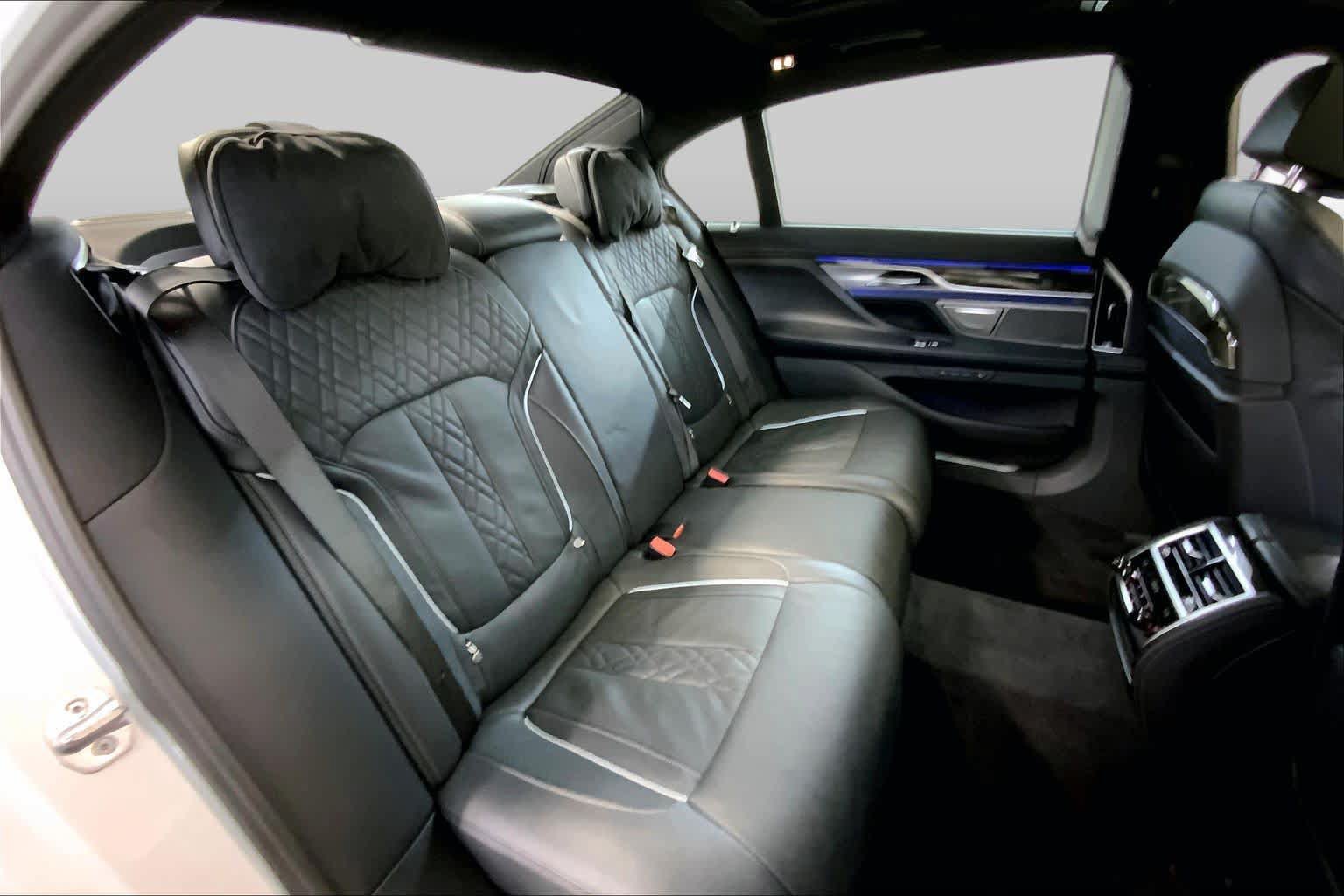 Used 2022 BMW 750i xDrive w/ Luxury Rear Seating Package AWD/4WD image 19