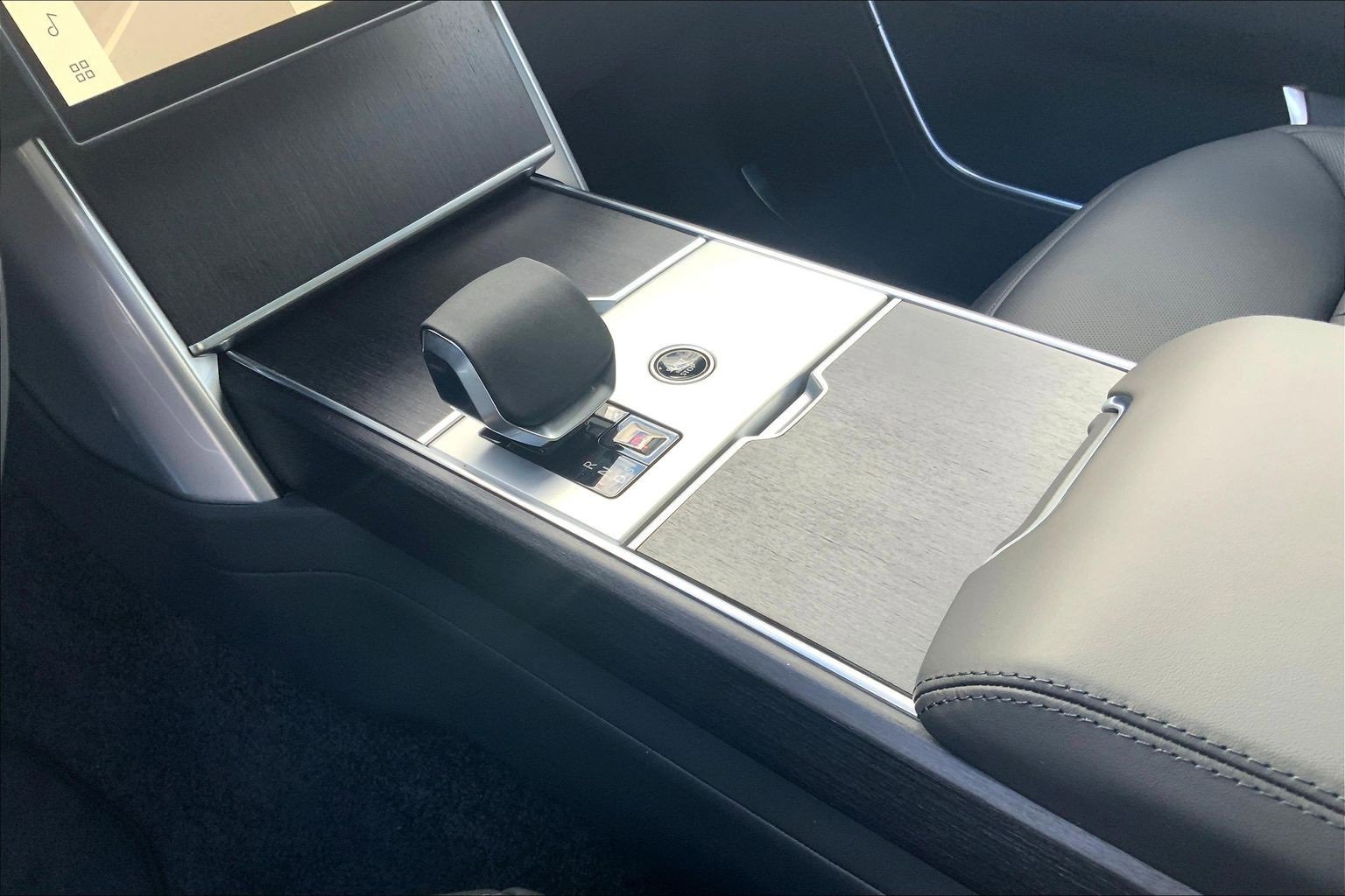 New 2025 Land Rover Range Rover SE image 7