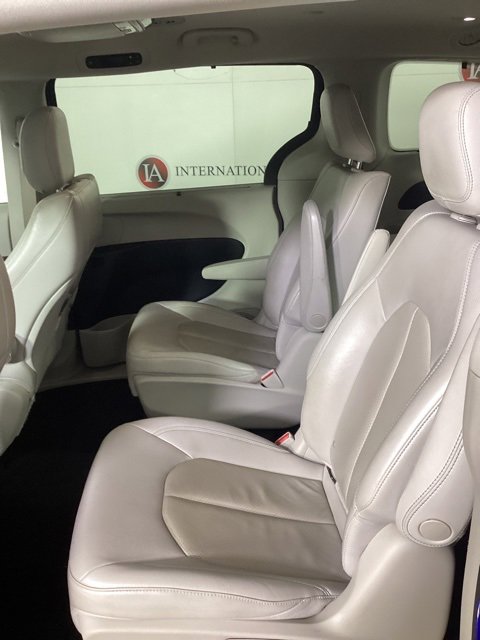 Used 2020 Chrysler Pacifica Touring-L image 10
