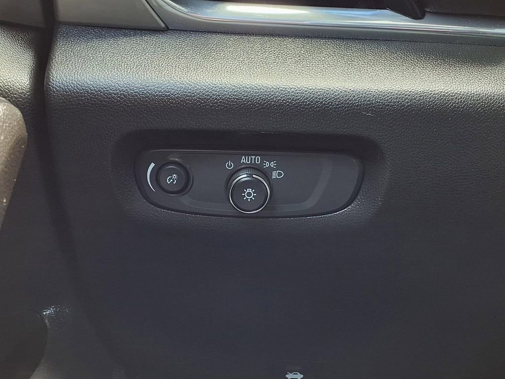 Used 2023 Chevrolet Traverse LT image 17