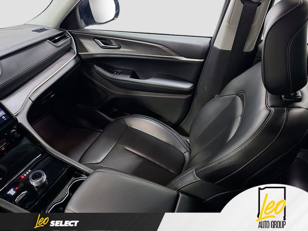 Used 2023 Jeep Grand Cherokee Limited image 23