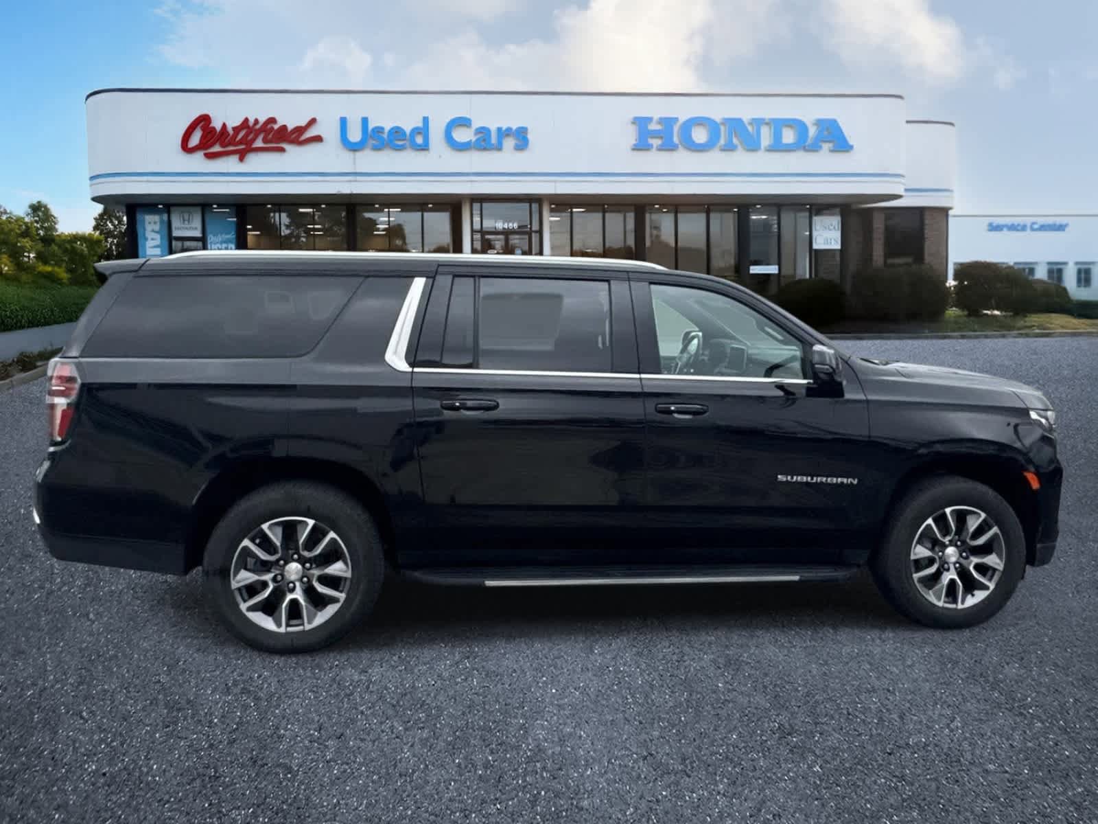 Used 2023 Chevrolet Suburban LT w/ Luxury Package AWD/4WD image 6