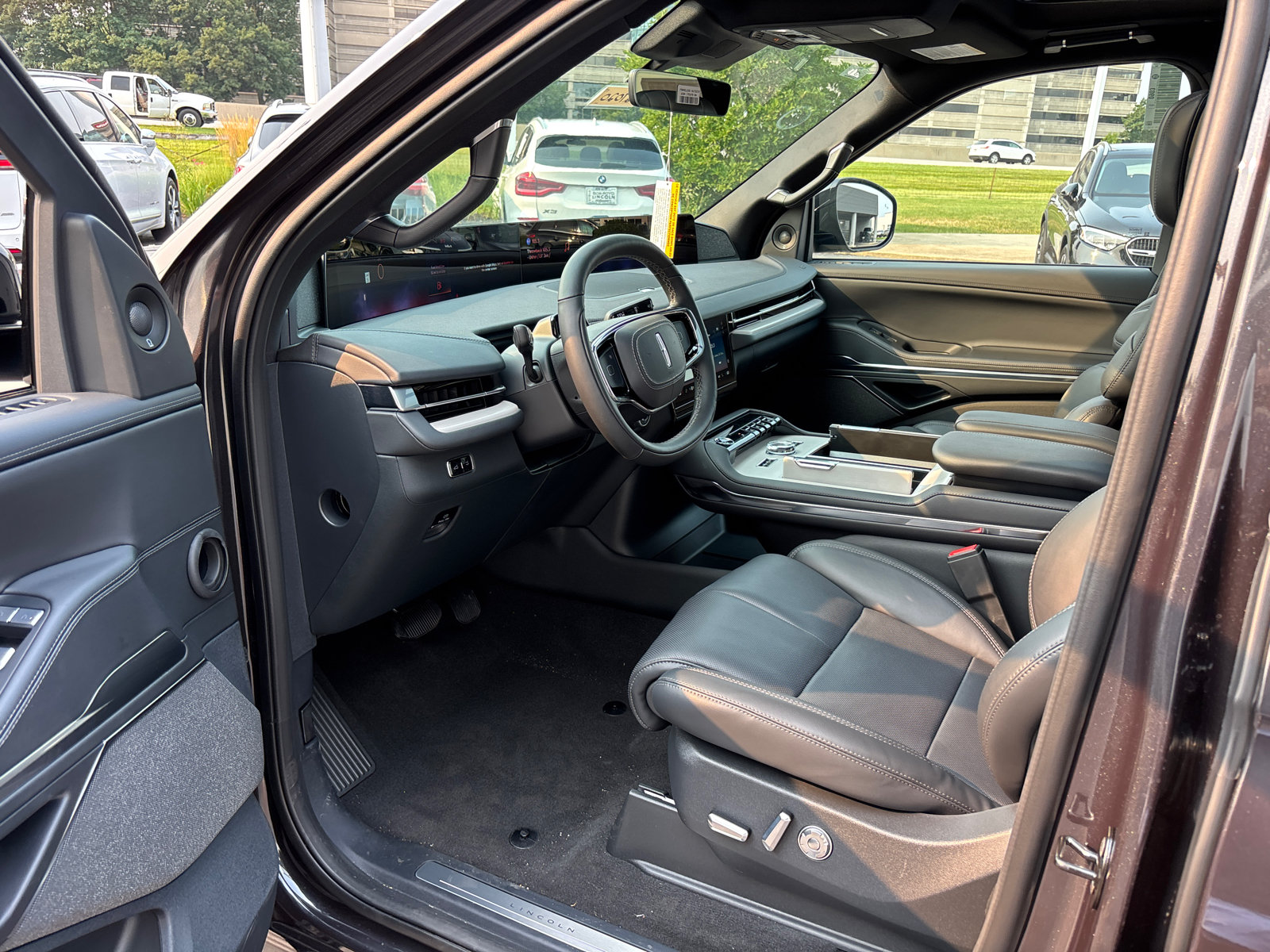 New 2027 Lincoln Navigator Reserve w/ Jet Appearance Package AWD/4WD image 24