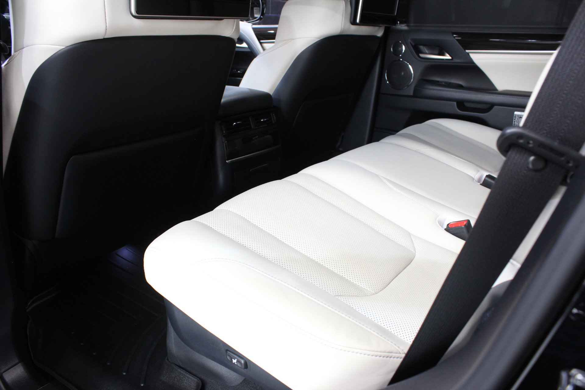 Used 2019 Lexus LX 570 Three-Row Inspiration Series w w/ Inspiration Series image 37