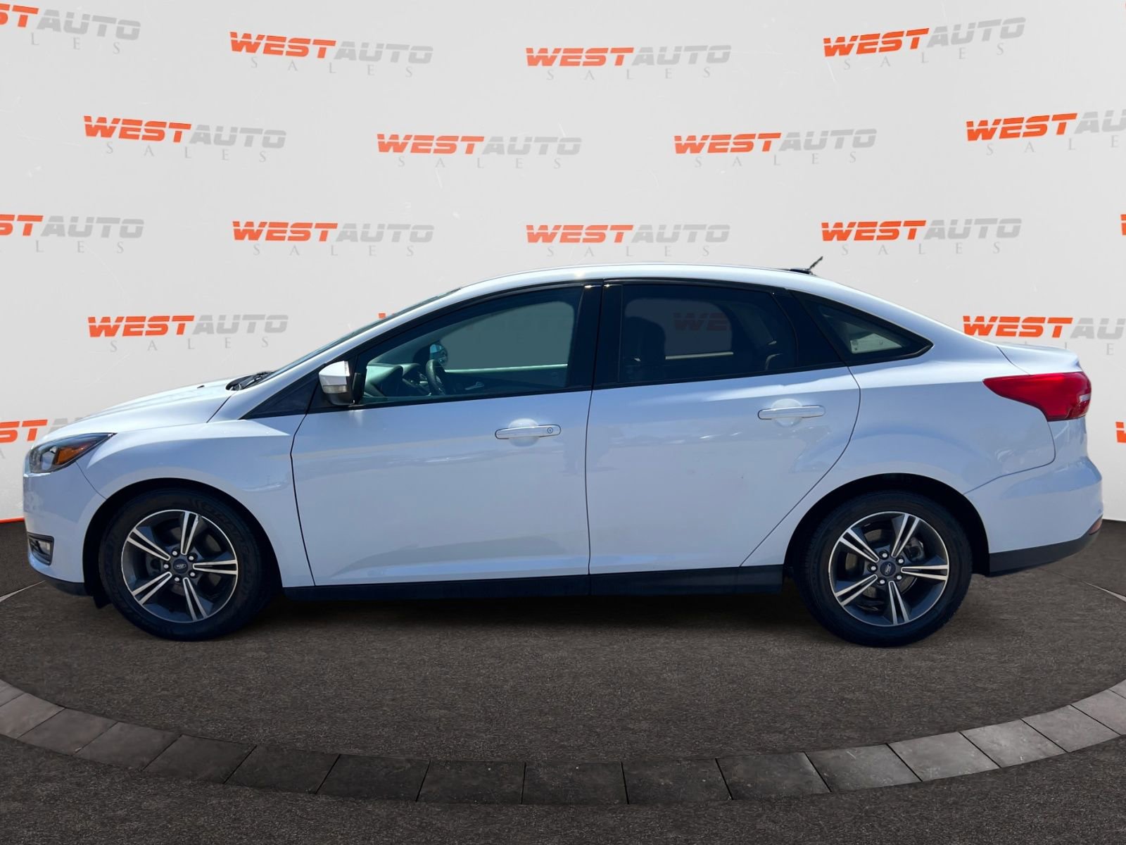 Used 2016 Ford Focus SE FWD image 2