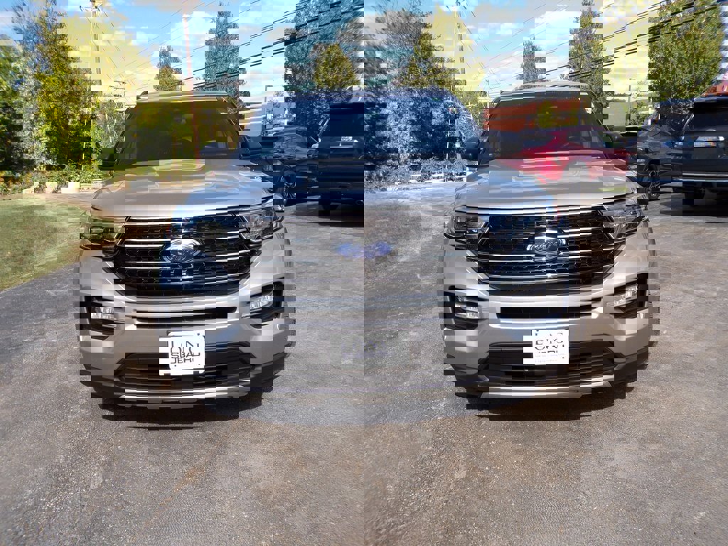 Used 2020 Ford Explorer XLT w/ Equipment Group 202A image 3