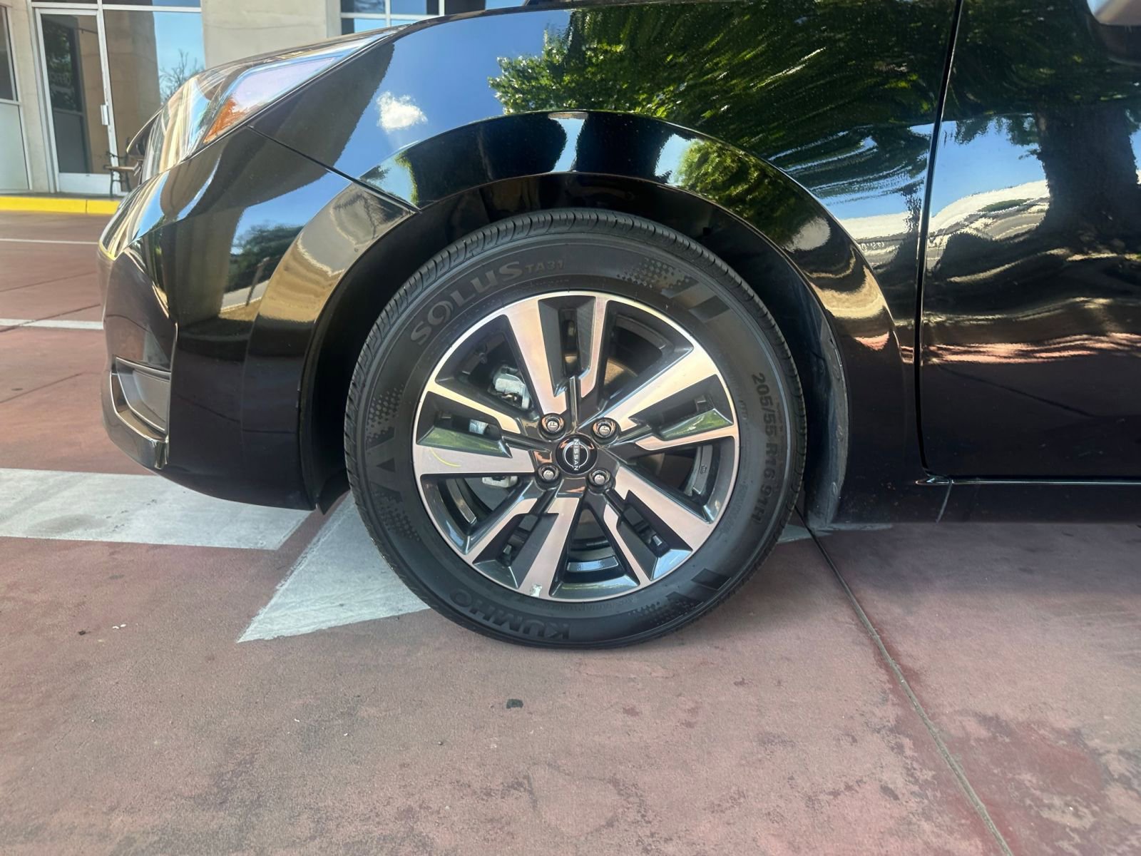 Used 2025 Nissan Versa SV image 28