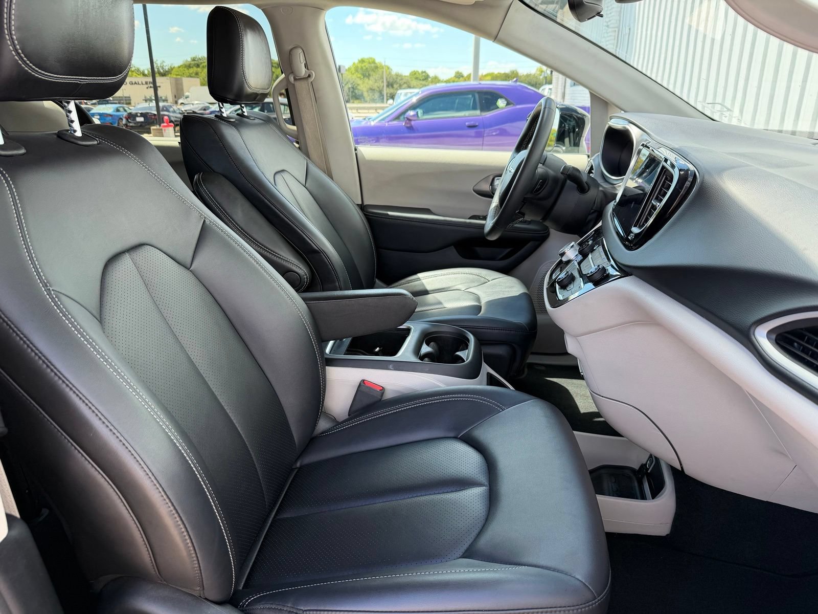 Used 2024 Chrysler Pacifica Touring-L FWD image 26