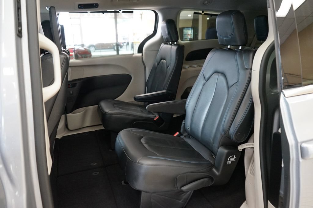 Used 2021 Chrysler Pacifica Touring-L w/ Uconnect Theater Family Group AWD/4WD image 49