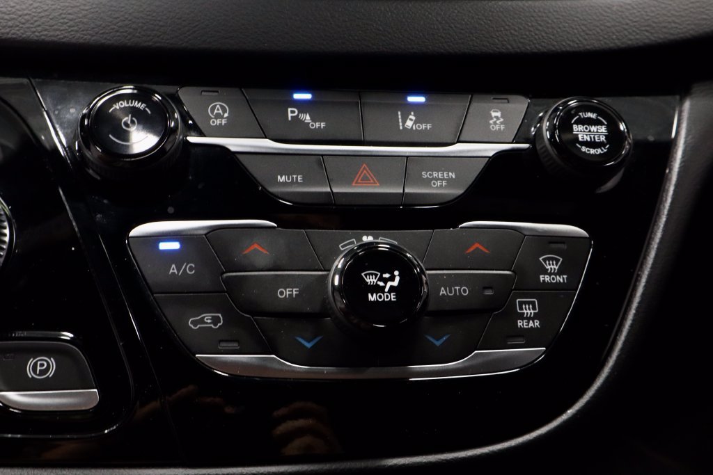Used 2025 Chrysler Pacifica Select FWD image 32