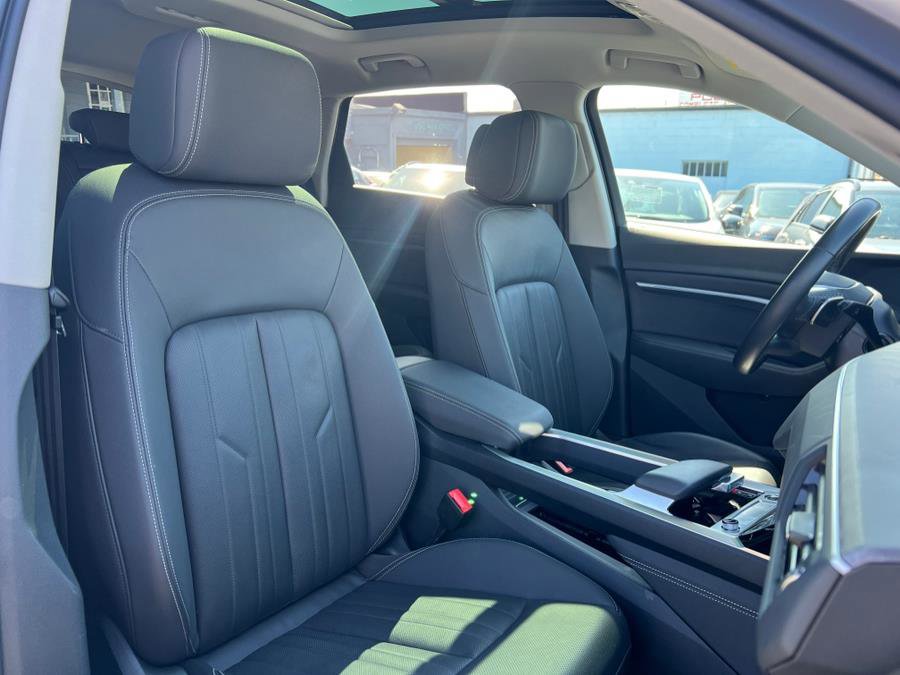 Used 2024 Audi Q8 e-tron Premium Plus w/ Premium Plus Package image 29