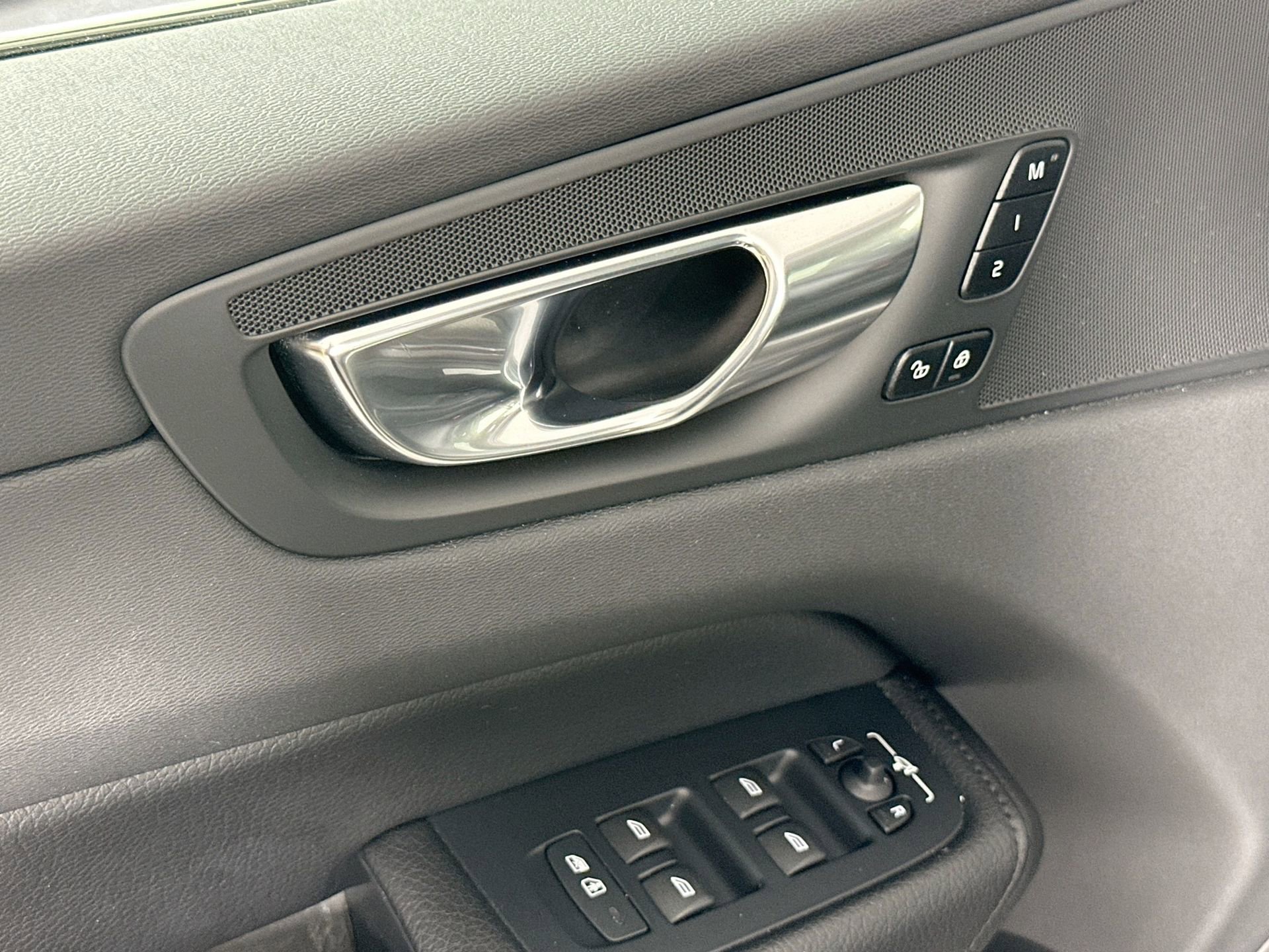 Certified 2022 Volvo XC60 B5 Momentum w/ Advanced Package image 18