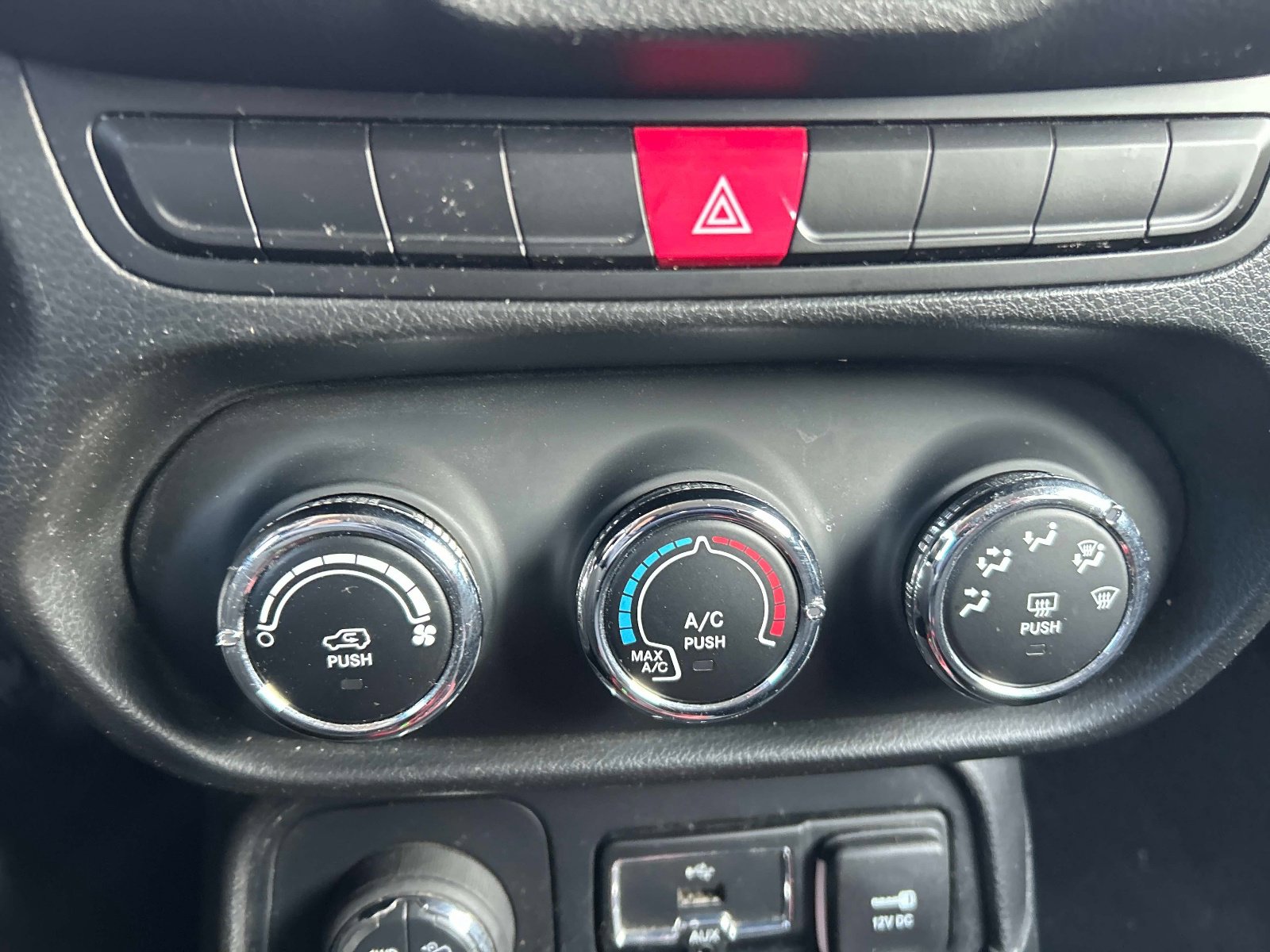 Used 2015 Jeep Renegade Trailhawk image 28