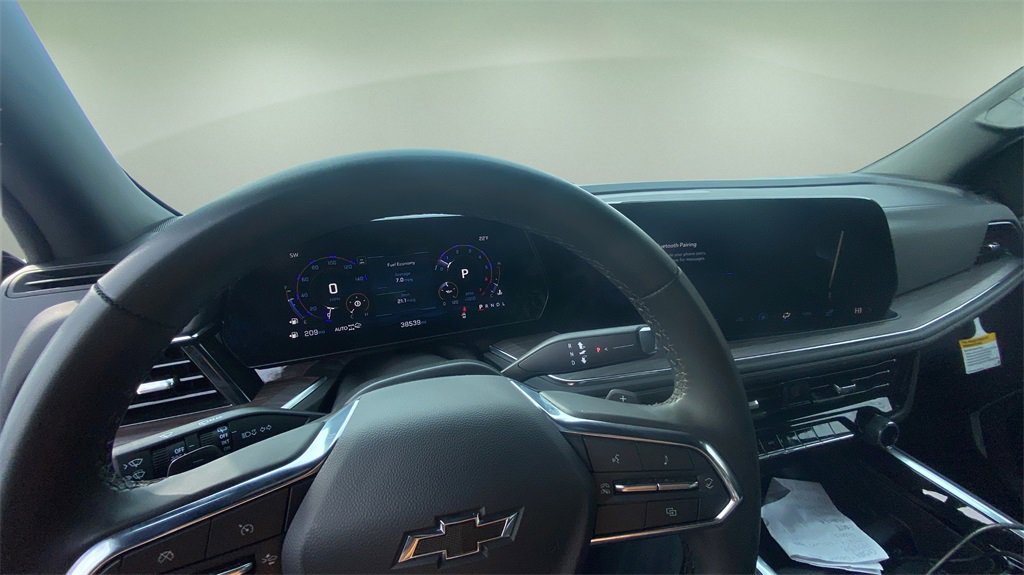 Used 2025 Chevrolet Suburban Z71 image 10