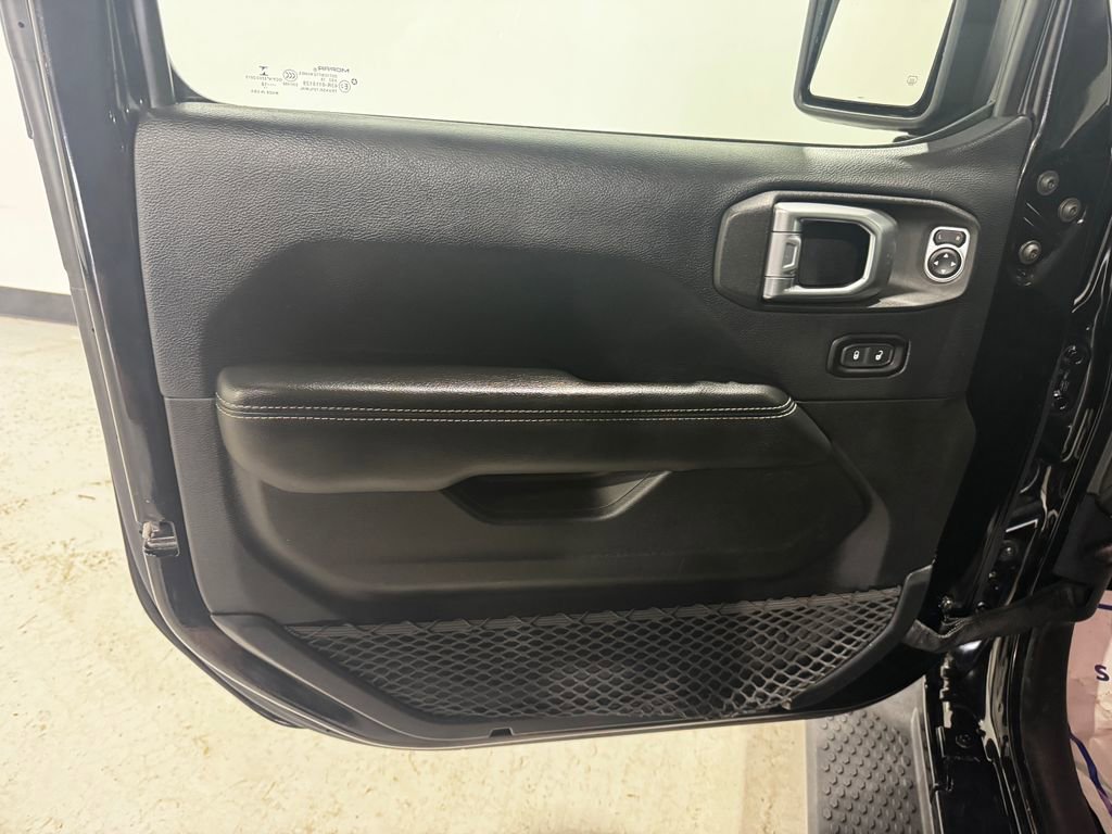 Used 2018 Jeep Wrangler Unlimited Sahara w/ Uconnect 4C Nav & Sound Group image 13
