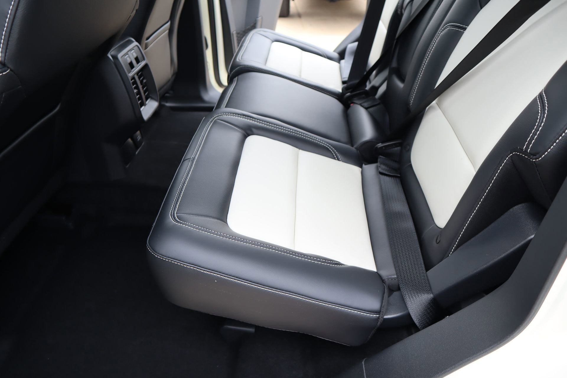 New 2026 Ford Bronco Outer Banks AWD/4WD image 13