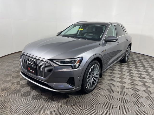 Used 2019 Audi e-tron Prestige w/ Prestige Package image 3