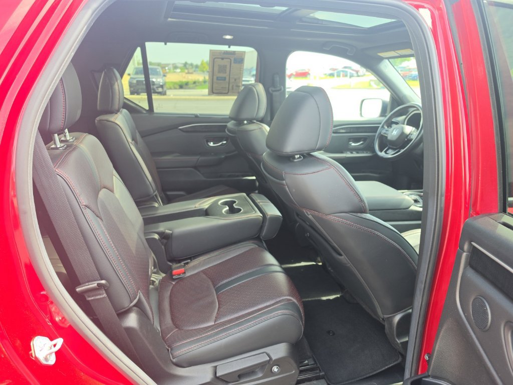 Certified 2025 Honda Pilot Black Edition image 31