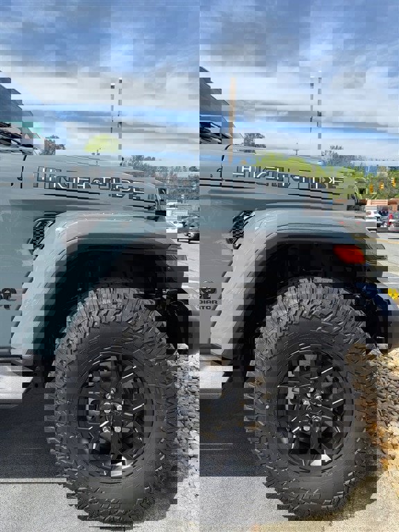 Used 2025 Jeep Gladiator High Tide image 2