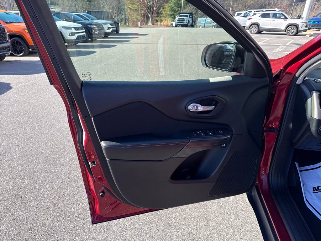 Used 2016 Jeep Cherokee Sport image 12