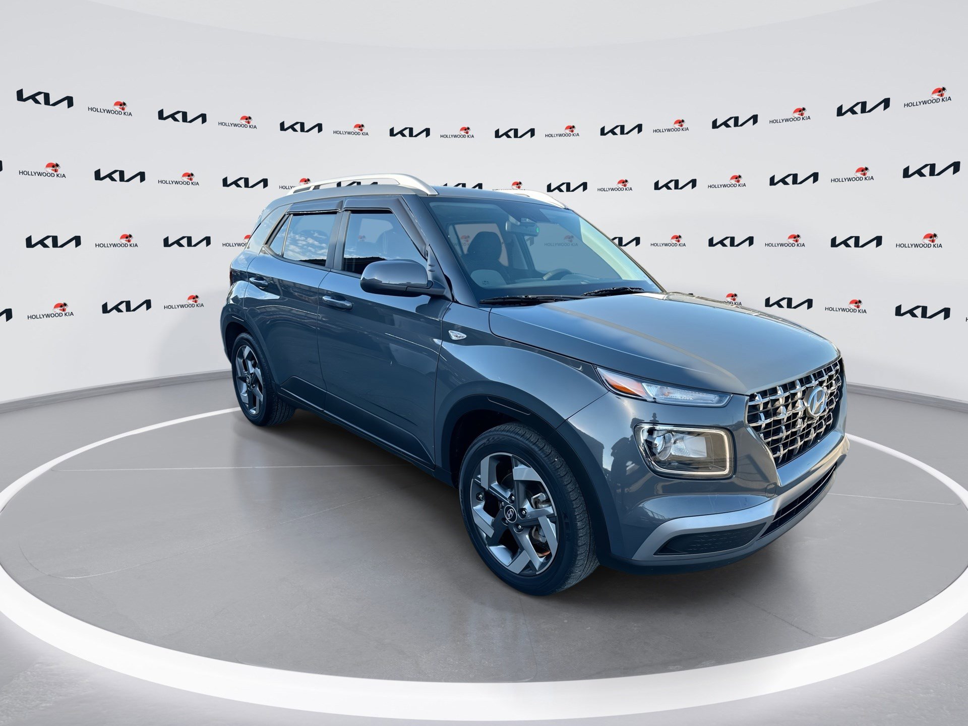 Used 2024 Hyundai Venue SEL image 2