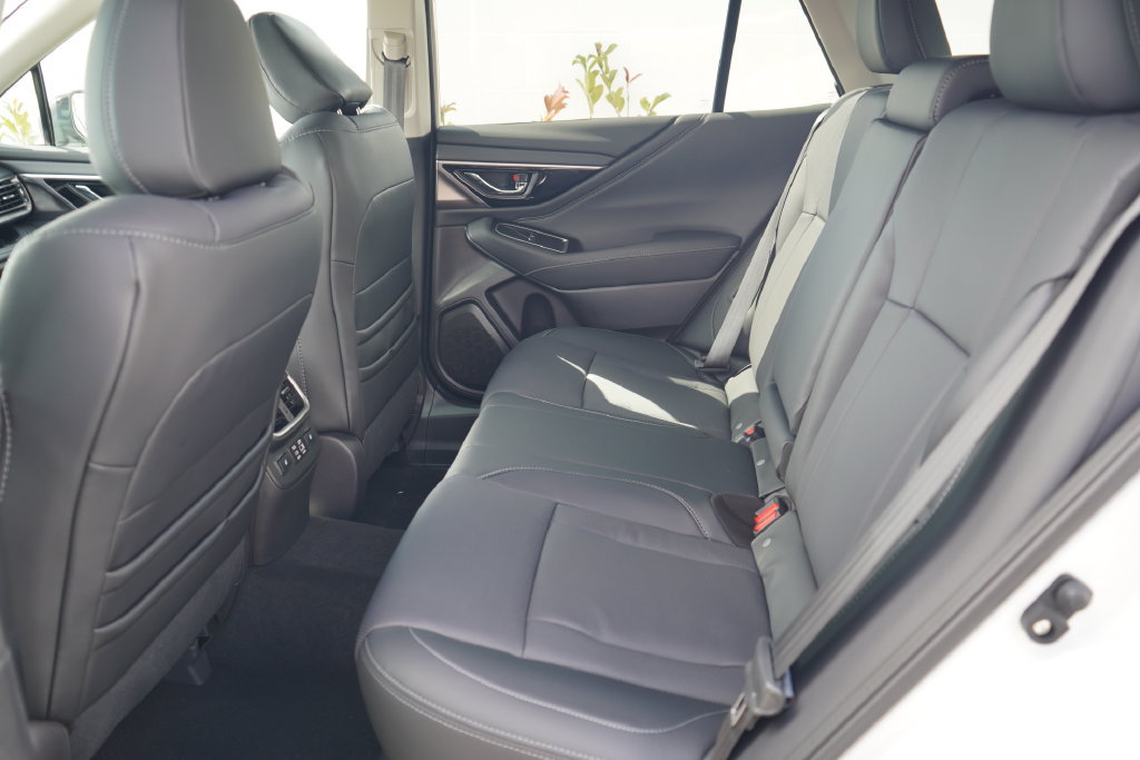 Certified 2025 Subaru Outback Limited AWD/4WD image 7