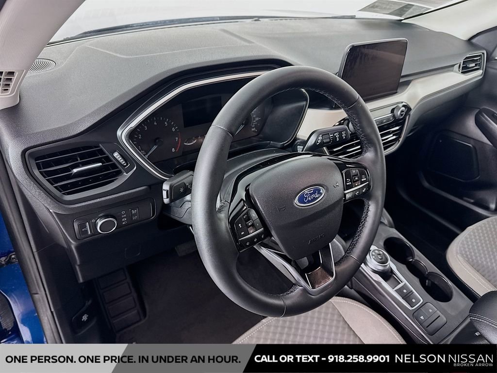 Used 2022 Ford Escape SE w/ SE Sport Appearance Package image 9