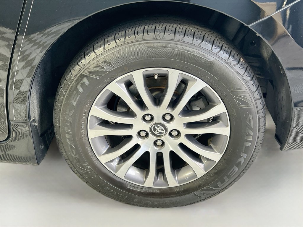 Used 2019 Toyota Sienna XLE FWD image 32